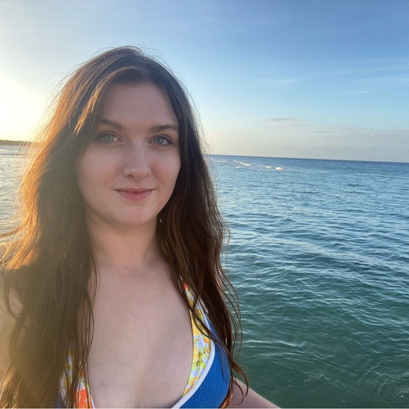 Meet your Posher, Hannah! - Picture 4 of 5